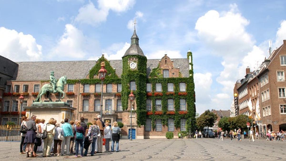 Plaza del Ayuntamiento en el Altstadt. Derecha, los edificios de Frank Gehry en MedienHafen.