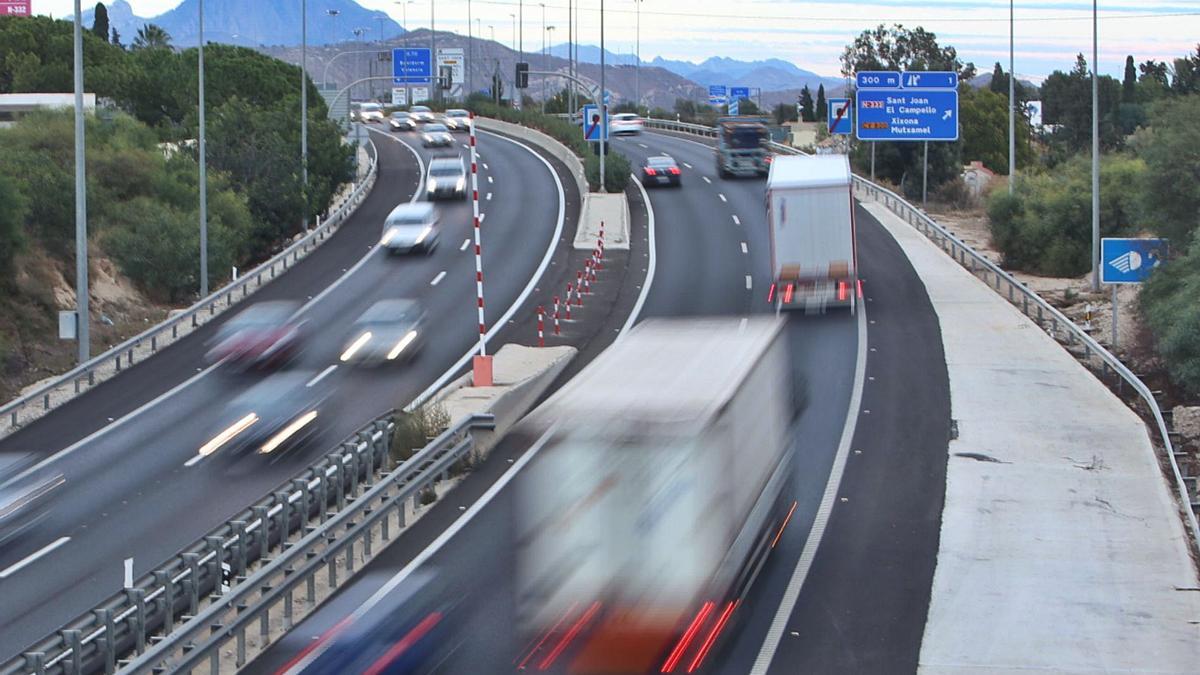 Tráfico en la autovía AP-7 a la salida del túnel de Sant Joan, ayer. Las fuerzas de seguridad prevén reforzar los controles en Navidad