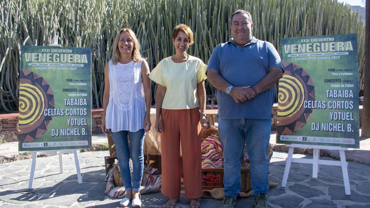 La alcaldesa Onalia Bueno, en el centro, y la concejala accidental  Consuelo Díaz, ayer martes, en el espacio natural  La Cardonera, en Veneguera. | | LP/DLP