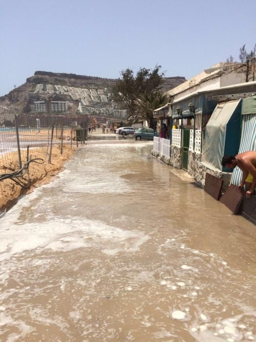 Inundación en las casas colindantes a la playa de Tauro