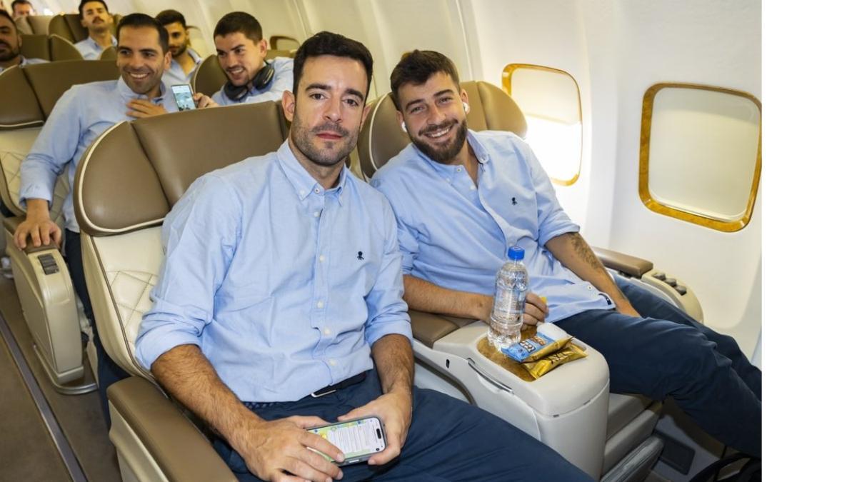 Dídac y Catela, en primer plano en el avión