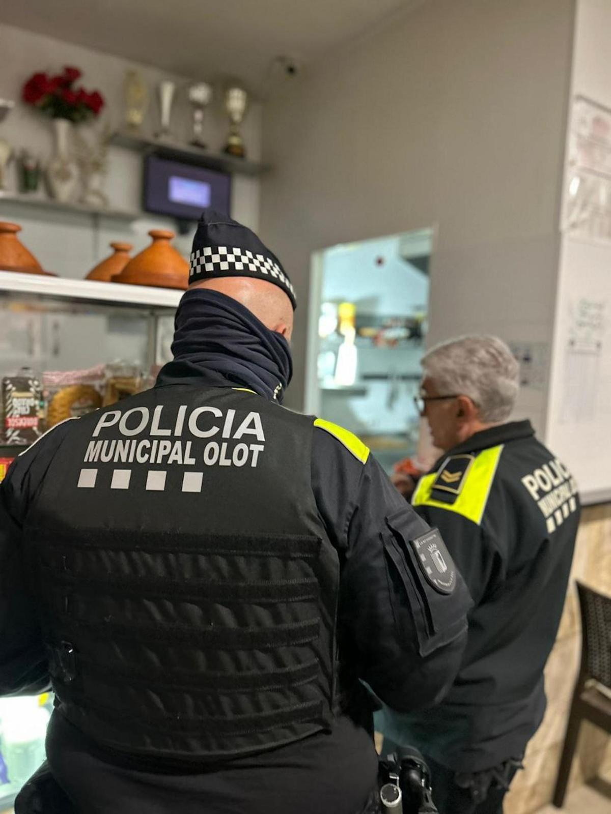 Inspecció d'un local en el marc del pla Kanpai a Olot