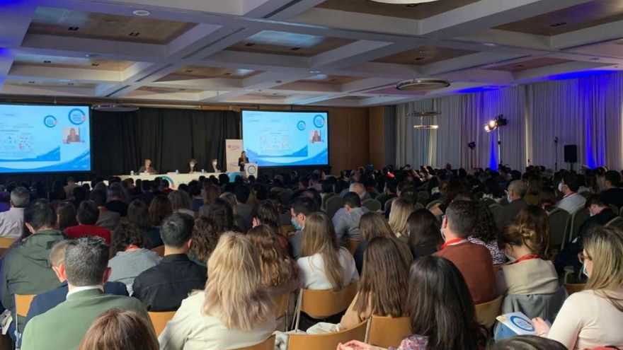 La sala del Parador, abarrotada de asistentes, ayer, al congreso.