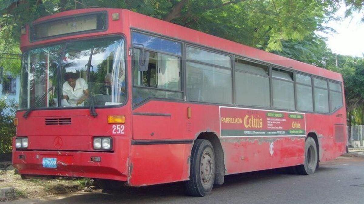 Bus en Cuba con publicidad de Celuis