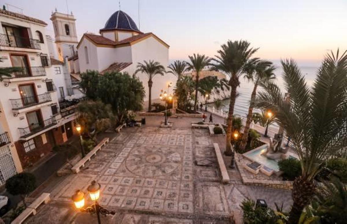 Vista aérea de la plaza de la Señoría de Benidorm, enclavada detrás de la iglesia de San Jaime y Santa Ana.