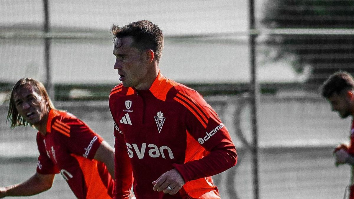 Larrea, con el balón, y Pedro Benito, durante un entrenamiento. | PRENSA REAL MURCIA