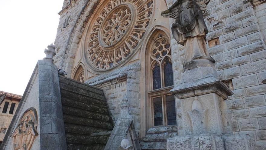 La fachada principal de la iglesia, en la que se restaurarán los vitrales y el rosetón.