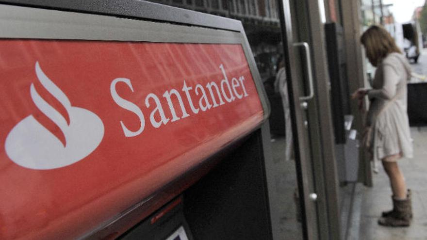 Vista parcial de la fachada de una sucursal del Banco Santander.