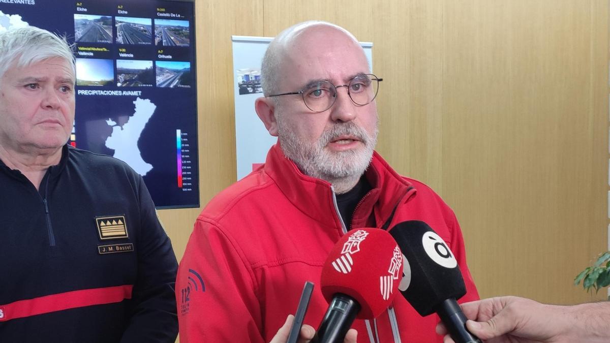 El subdirector de Emergencias, Jorge Suárez, y detrás el exjefe de Bomberos José Miguel Basset.