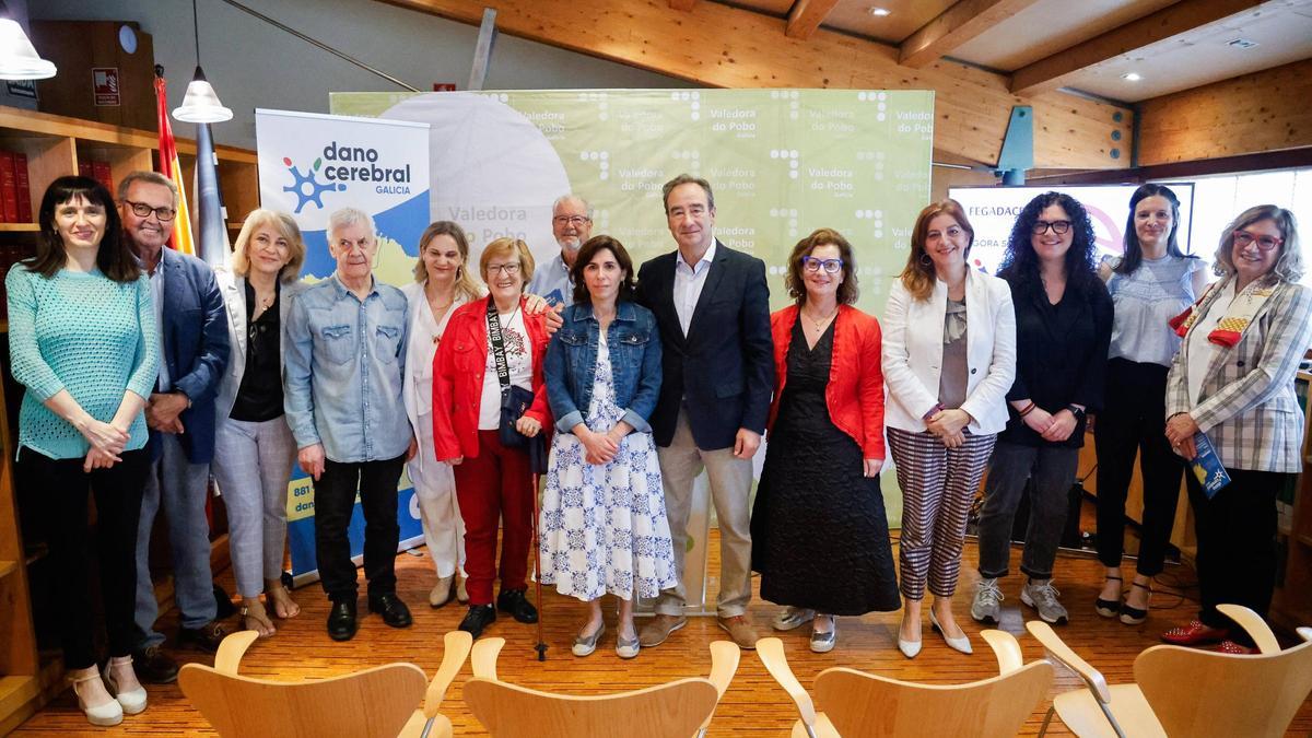 Foto de familia do acto de presentación de Dano Cerebral Galicia.