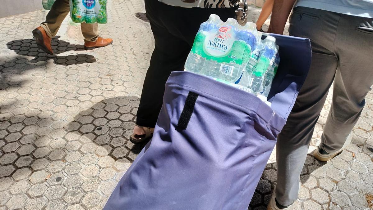 El agua se ha comprado de forma masiva.