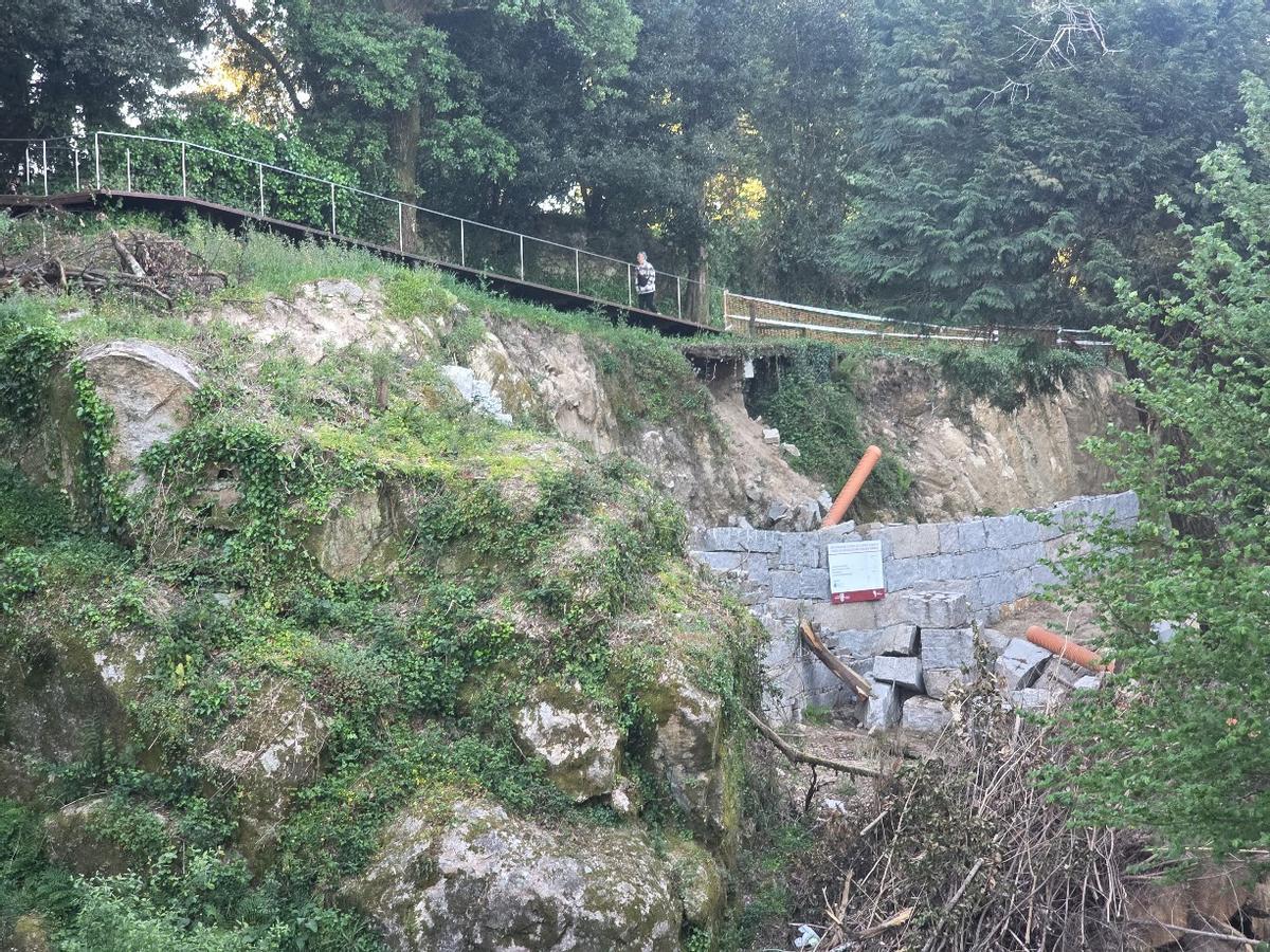 El muro de contención de O Castriño sigue parado y la zona ya no está acordonada.