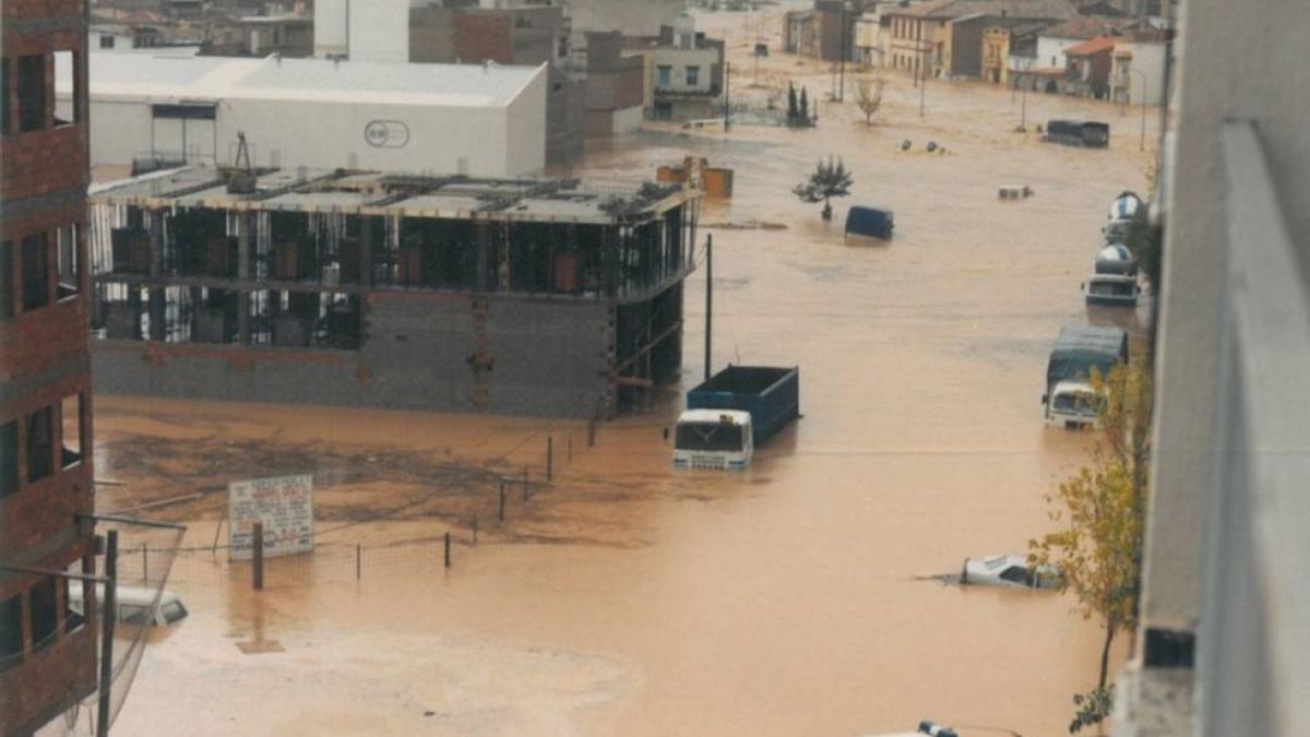 Una de las imágenes icónicas de aquel día. El barranco de Beniopa, en Gandia, completamente desbordado en la calle 9 d'Octubre.