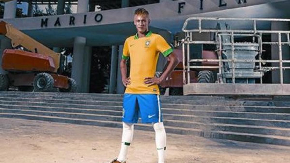 Neymar muestra la nueva camiseta de Brasil en la puerta del nuevo Maracaná.