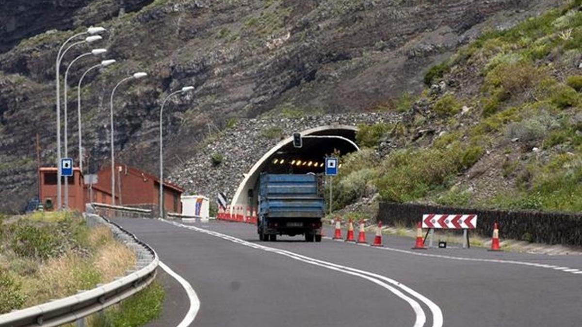 Entrada al túnel de Los Roquillos, en la isla de El Hierro, donde aún sa mantiene un carril con restricciones al tráfico