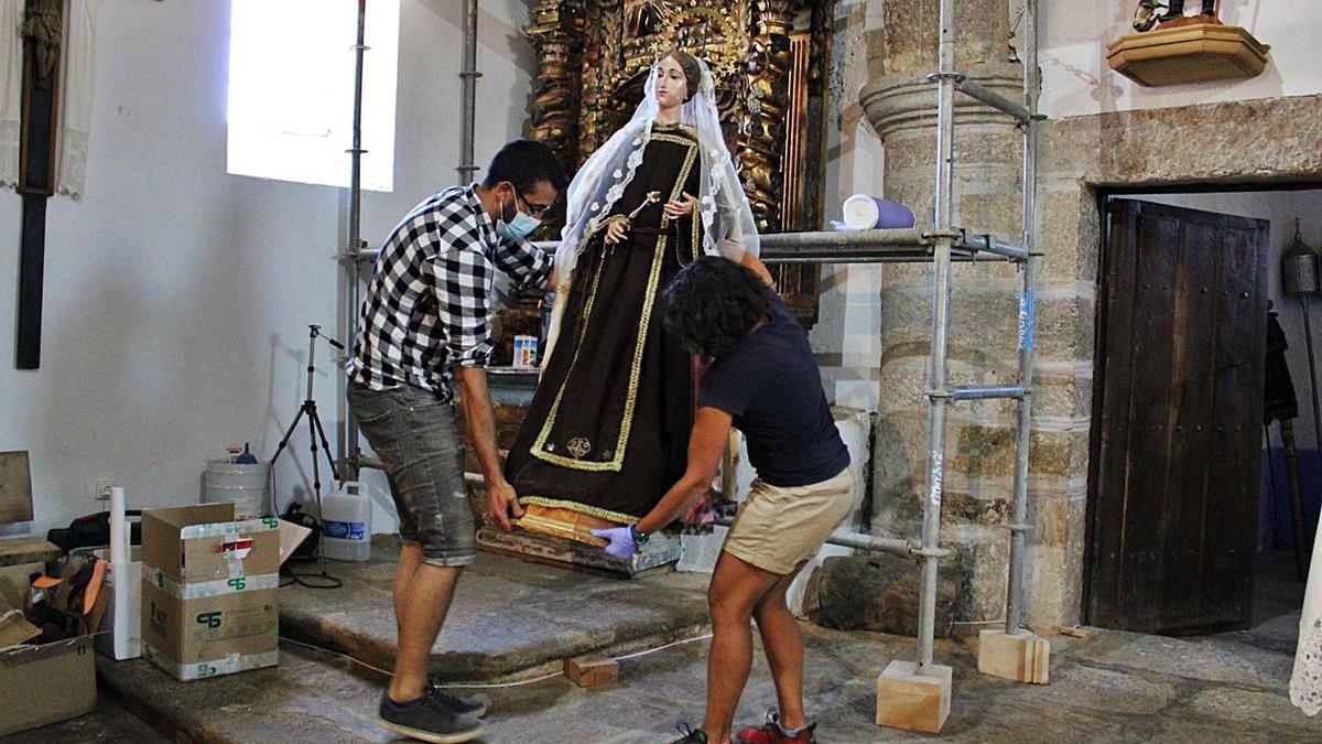 Colocación de la Virgen del Carmen en el altar de la iglesia de Valparaíso. | Araceli Saavedra