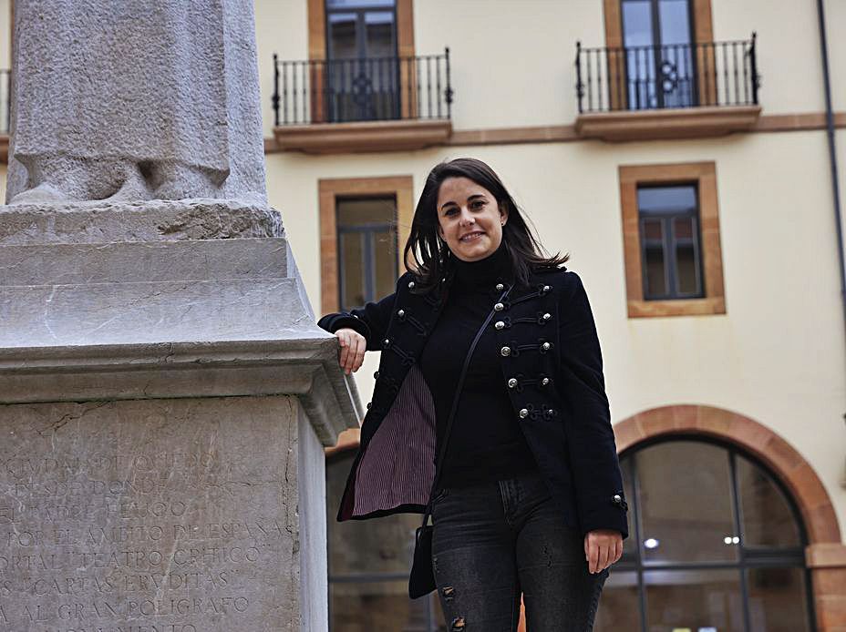 Zara Suárez, apoyada en la estatua dedicada a Feijoo. 