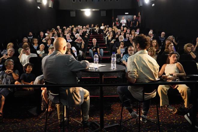 El cineasta Rodrigo Sorogoyen conversant amb el crític de cine Manel Quinto, als cinemes Bages Centre