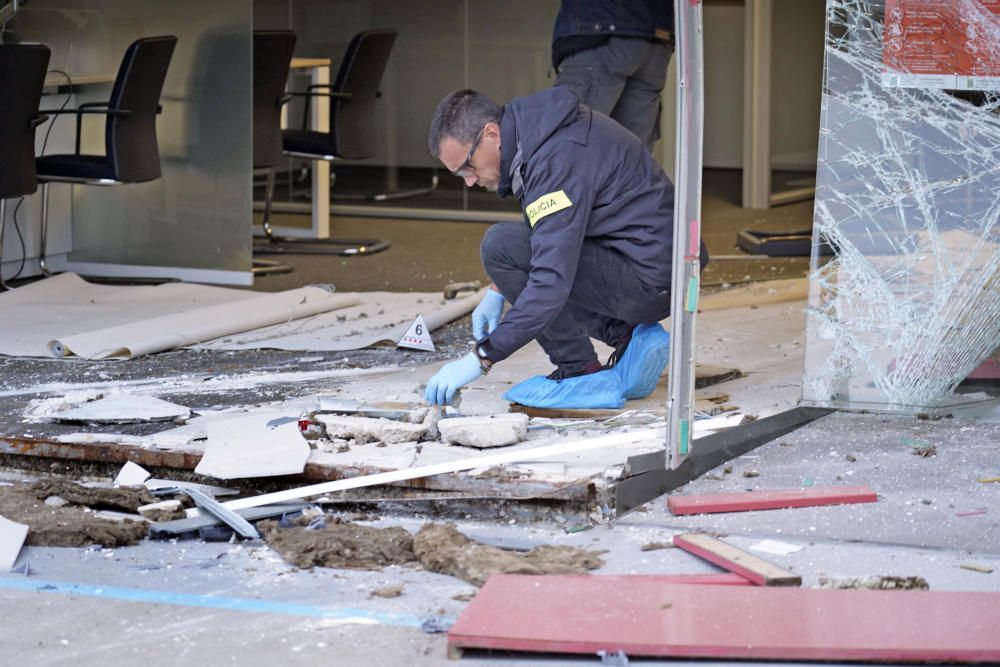 Els Mossos investiguen l''encastament que ha causat moltes destrosses al banc