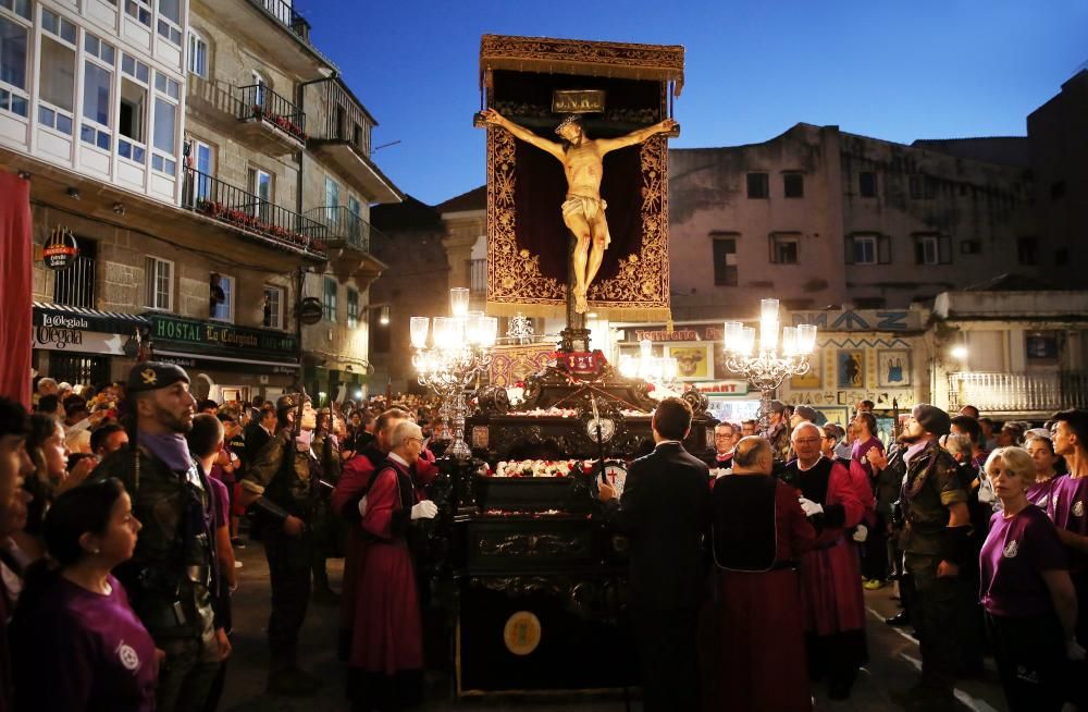 Miles de personas acompañan a la figura del Cristo de la Sal por el centro de la ciudad