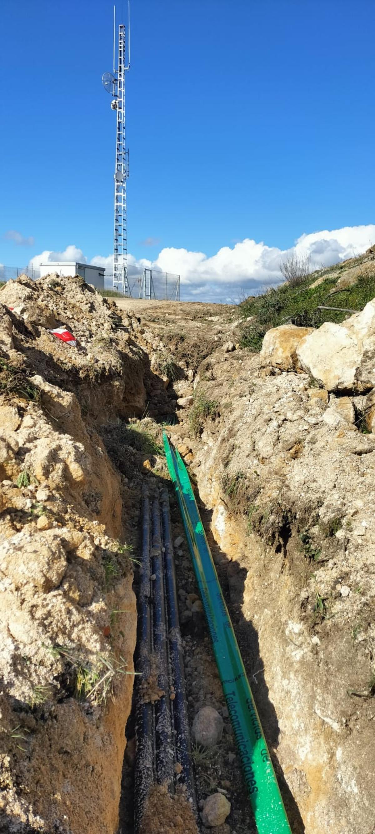 Zanja y zona excavada con el cableado ya enterrado en las inmediaciones de la antena