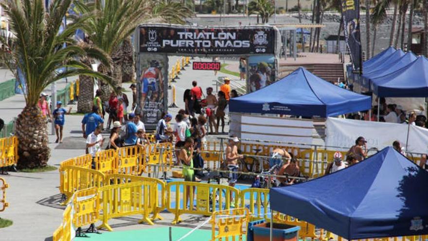 La zona de meta del Triatlón Puerto Naos.