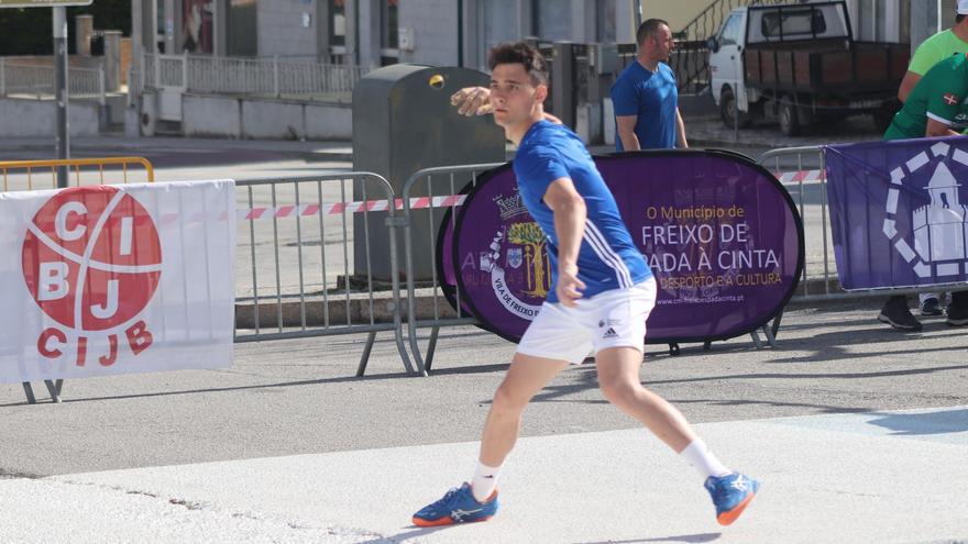 Diego colpeja la pilota en Llargues