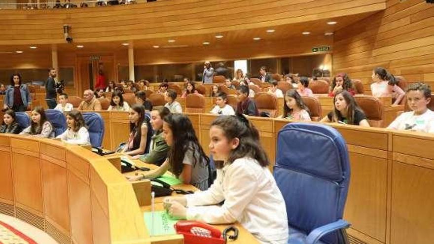 Alumnos de centros gallegos, en el Parlamento de Galicia. // Xoán Á.