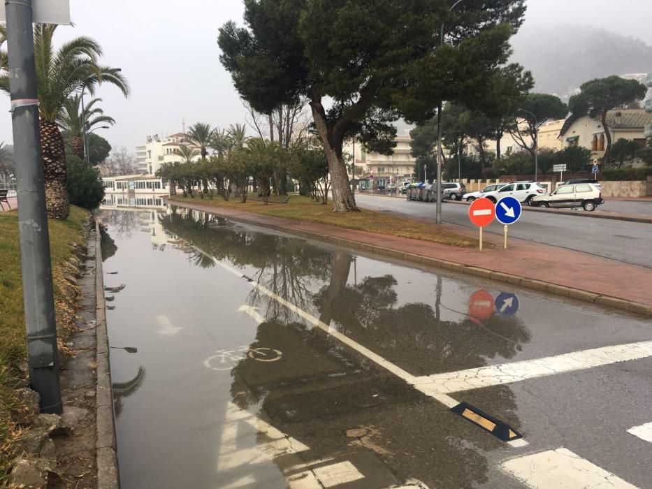 La llevantada a l''Estartit ha inundat diversos carrers