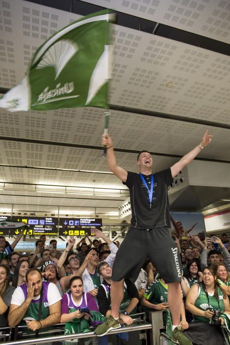 AFICIONADOS RECIBEN AL UNICAJA EN EL AEROPUERTO ...