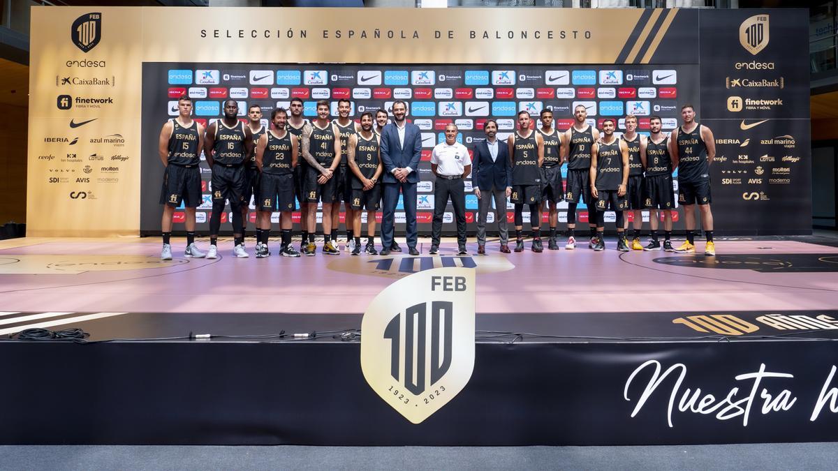 Foto de familia tras la presentación de la selección española masculina que competirá en el Mundial de Baloncesto 2023