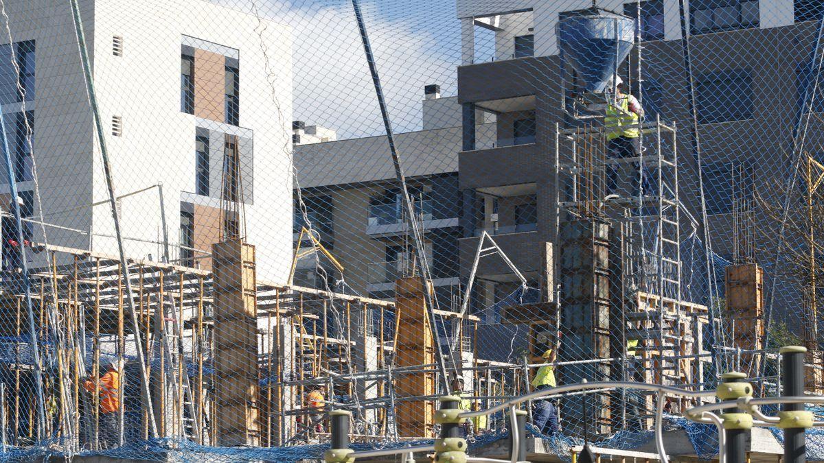 Bloque de viviendas en construcción.