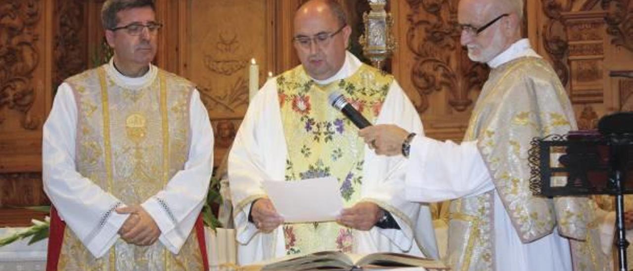 El nuevo párroco de Benigànim, Antonio Martínez, durante la ceremonia del domingo.