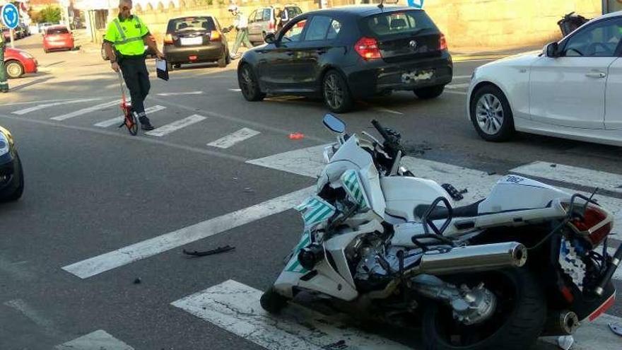 La moto del agente, tras el accidente. // Ana María Iglesias