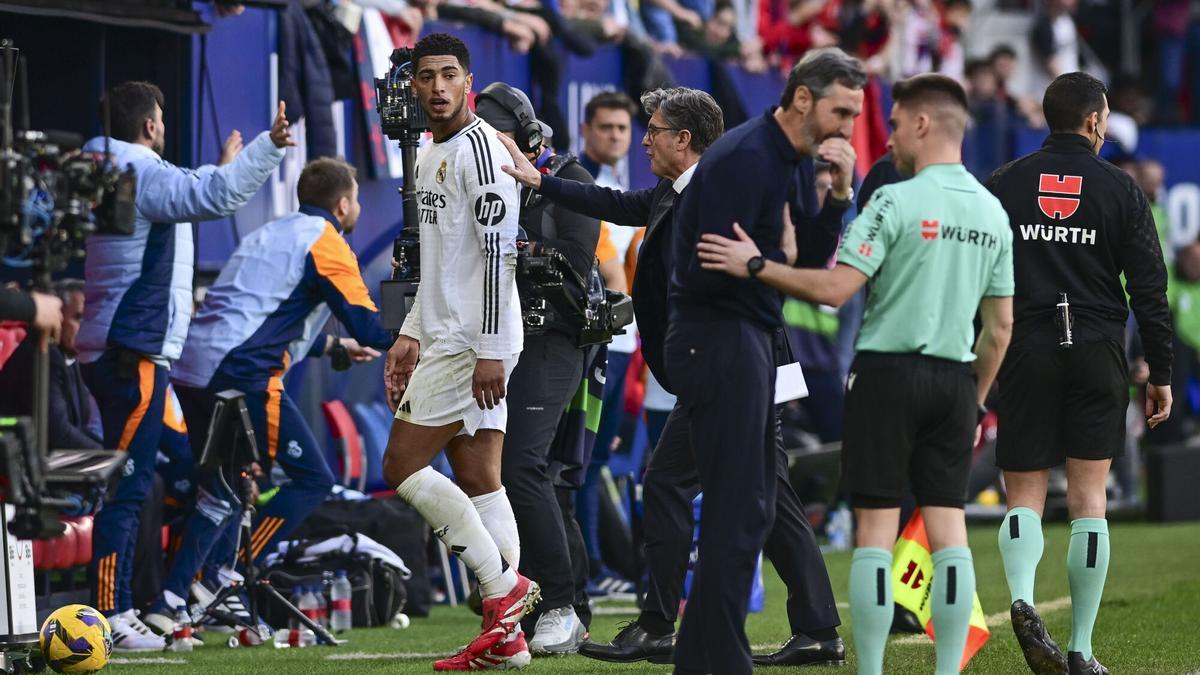 Jude Bellingham, centrocampista del Real Madrid, abandona el Sadar tras ser expulsado.