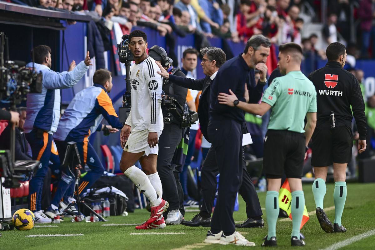 Jude Bellingham, centrocampista del Real Madrid, abandona el Sadar tras ser expulsado.