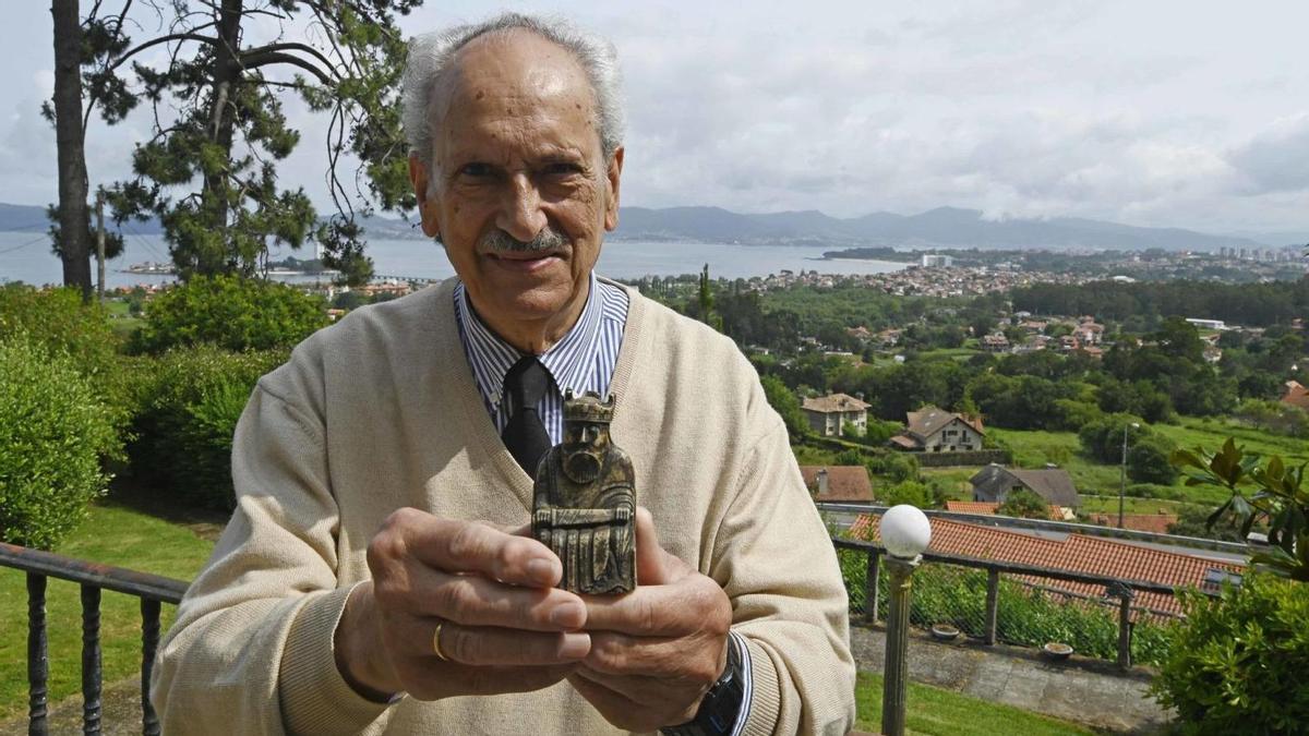 Miguel Miranda, con una de las piezas que le confeccionó su suegro.
