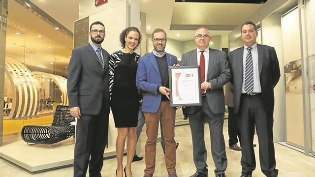 El Molino marca su estilo con lisos y relieves a juego