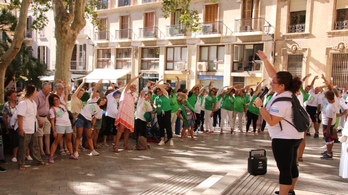 Los participantes han realizado ejercicios de estiramiento en la plaza de Santa Eulàlia.