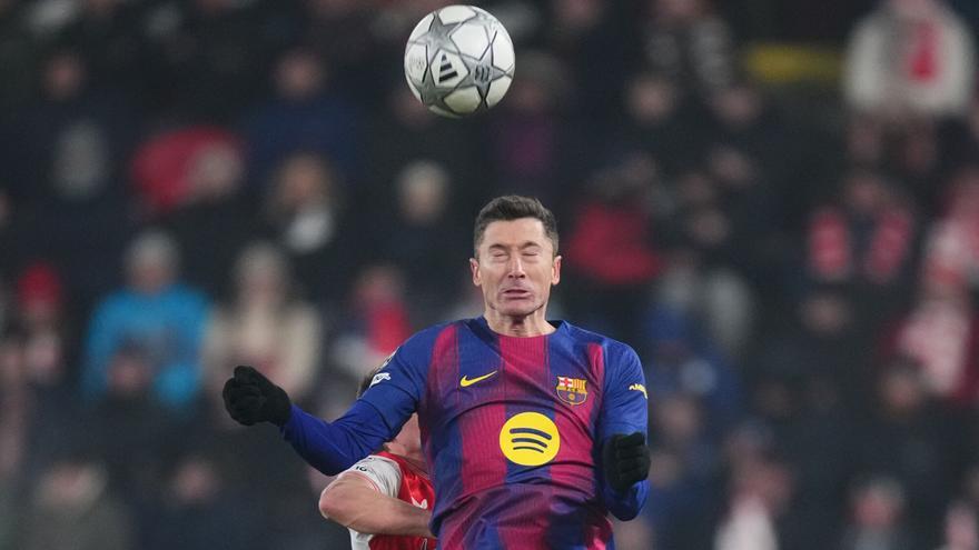 Lewandowski crea distancia con el Slavia de Praga anotando el cuarto gol