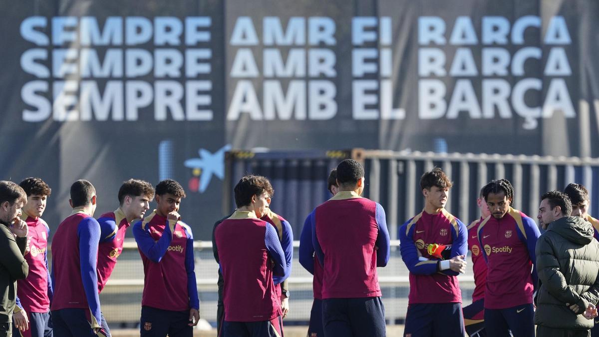 La plantilla del FC Barcelona prepara su partido ante el Villareal CF con el mensaje de fondo: &quot;Sempre amb el barça&quot;