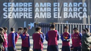 La plantilla del FC Barcelona prepara su partido ante el Villareal CF con el mensaje de fondo: Sempre amb el barça