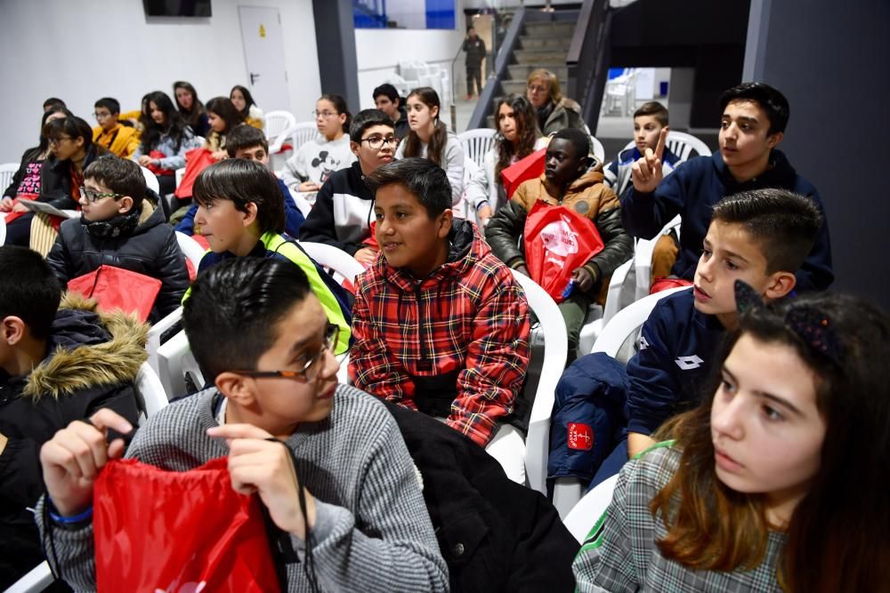 Las jugadoras del Deportivo Abanca Silvia y Maya y el jugador del Genuine, Víctor, han charlado con los escolares.