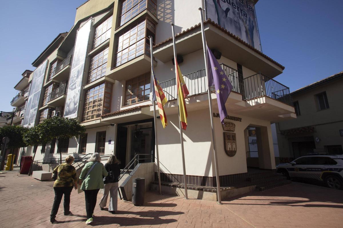 Un grupo de mujeres se dirige al Ayuntamiento de l'Alcúdia.