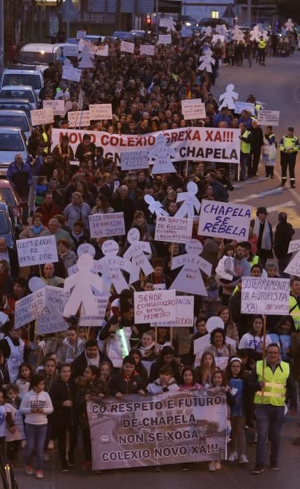 Dos mil vecinos secundan la marcha encabezada por niños y padres del CEIP Igrexa