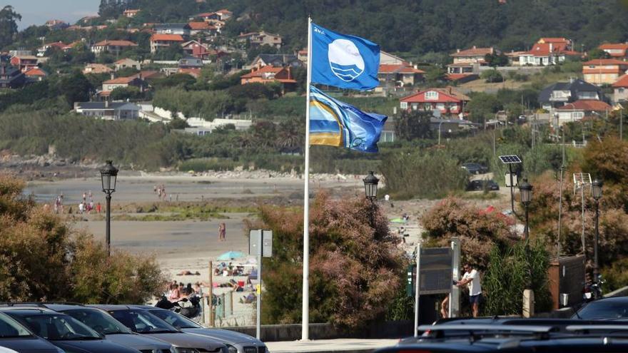 Bandera azul izada en la playa de Patos // FARO