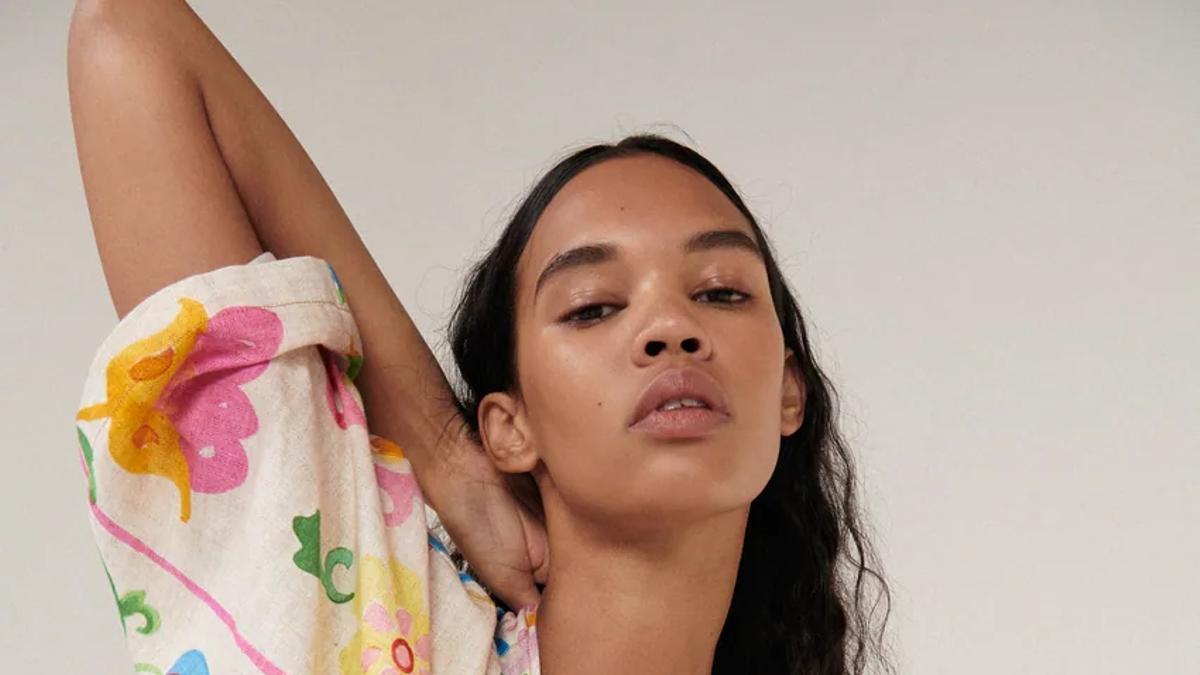 Modelo de Zara con vestido con diseño 'cut out' y estampado de flores multicolor