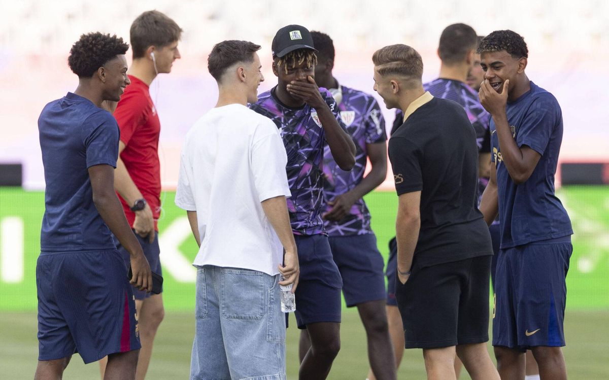 Nico Williams con varios jugadores del Barça compañeros suyos en la selección española antes del partido de LaLiga 2024/25 Barça-Athletic Club