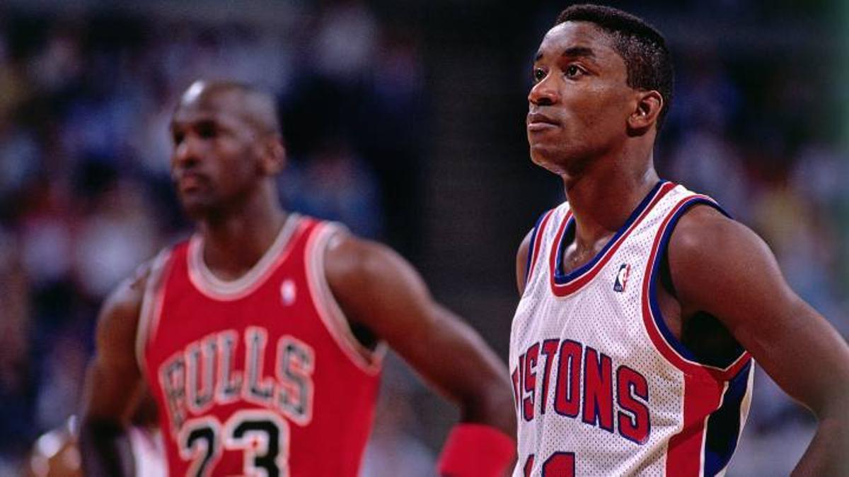 Isiah Thomas con Michael Jordan en el fondo