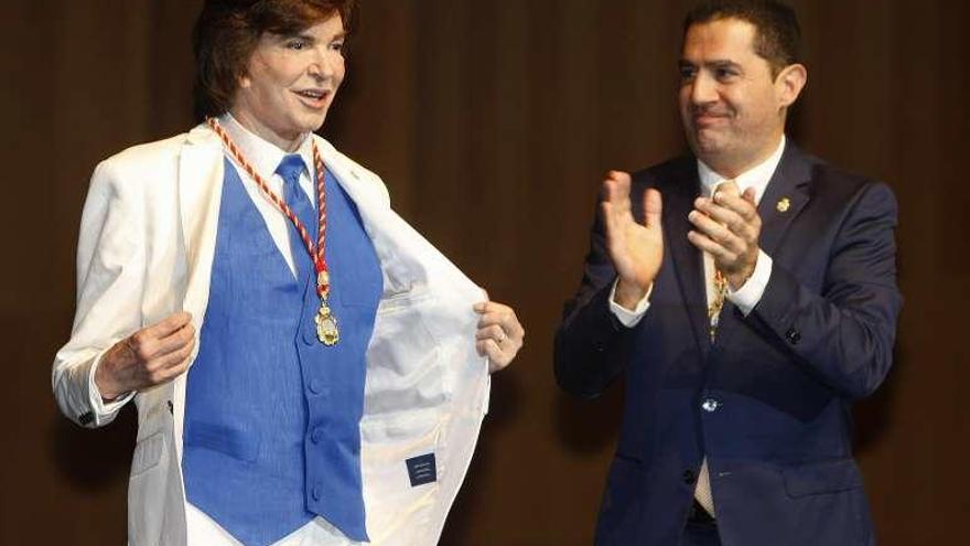 Camilo Sesto, ayer, durante la entrega de la medalla.